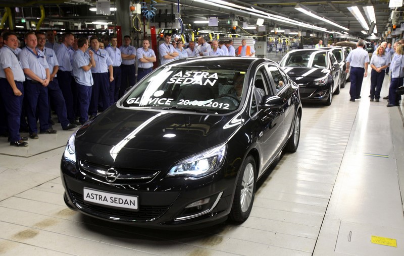 Opel snižuje výrobu v Polsku